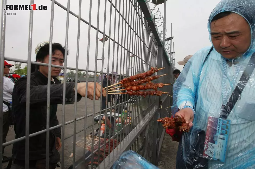 Foto zur News: Entschädigt wird der China-Besucher durch kulinarische Vielfalt im Reich der Mitte. &quot;Wir gehen immer einmal essen, auch um die Skyline zu sehen&quot;, sagt Daniel Ricciardo (Red Bull). &quot;Alles ist würzig und scharf, was ich sehr mag. Da gab es schon Rippchen... fantastisch! Und dann kommt eine Suppe oder Gemüse, das unter Chili begraben ist.&quot;