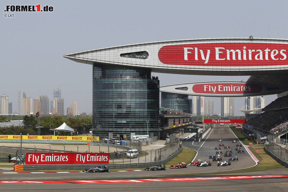 Foto zur News: Nicht der beliebteste Grand-Prix-Schauplatz, aber einer, auf den vielen nicht verzichten wollen und können: Die Rede ist von China, wo die Formel 1 seit zwölf Jahren auf dem International Circuit vor den Toren Schanghais gastiert. Für Autokonzerne geht es um Präsenz auf dem Wachstumsmarkt und für die Gastgeber um puren Gigantismus.