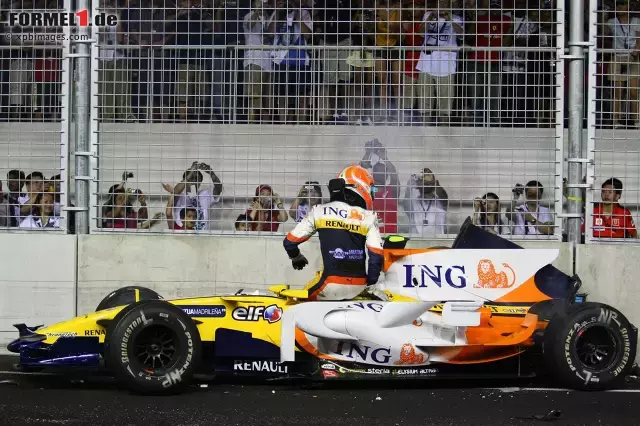 Foto zur News: Wie man das "am besten" macht, hat Renault 2008 bewiesen, als Nelson Piquet jun. für den berühmtesten Unfall sorgte, als er absichtlich in die Wand fuhr, um Teamkollege Fernando Alonso zum Sieg zu verhelfen. Die Drahtzieher um Flavio Briatore wurden daraufhin aus der Formel 1 verbannt.