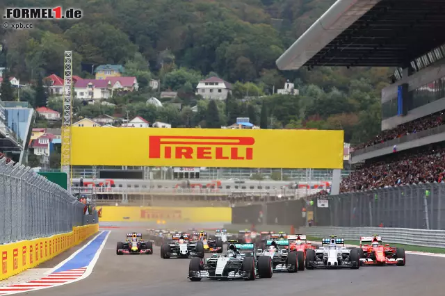 Foto zur News: Trotz des hohen Tempos schrauben die Teams viel Abtrieb auf das Auto, was vielen langsamen 90-Grad-Kurven geschuldet ist. Das Setup ähnelt somit dem in Singapur. Bob Bell (Renault-Technikchef) erklärt: "Im Grunde genommen handelt es sich um einen Stadtkurs, der nicht maximalen Abtrieb erfordert."