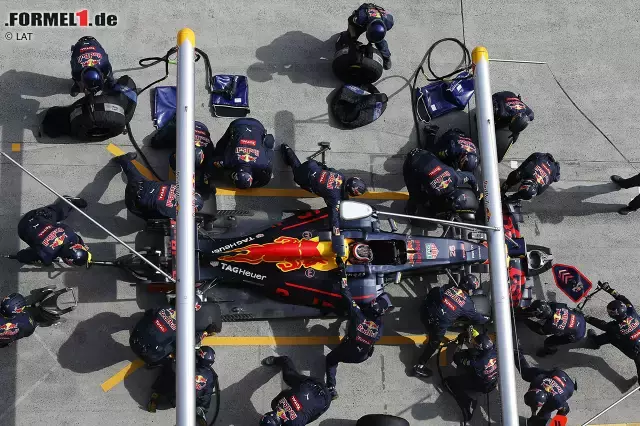 Foto zur News: Das hieße: mehr Verschleiß. Und Bob Bell ("Wahrscheinlich wird es ein Einstopp-Rennen") hätte Unrecht. Auch Nico Rosberg (Mercedes) müsste sich am Kopf kratzen: "Die Strategie macht es weniger spannend, was das Überholen angeht." Sergio Perez (Force India) könnte mitmachen: "Der Reifenverschleiß ist sehr niedrig."