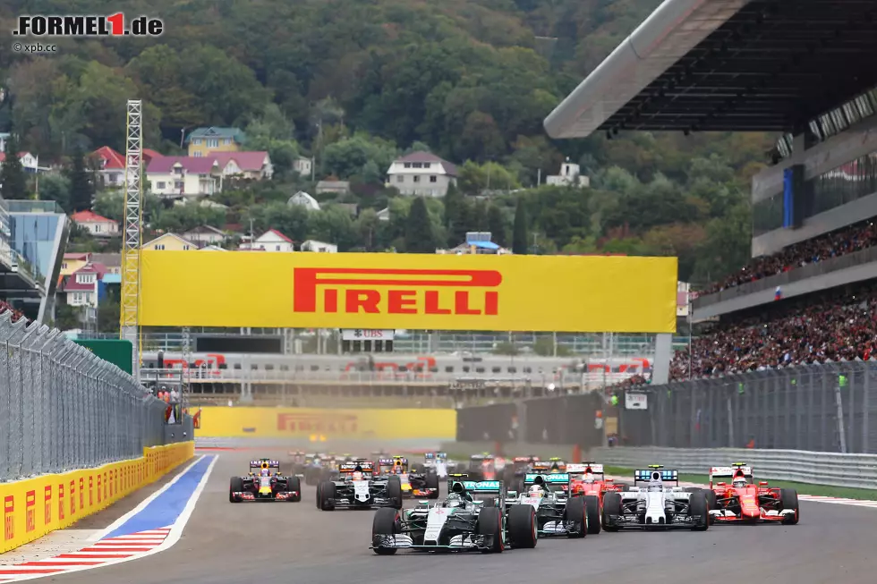 Foto zur News: Trotz des hohen Tempos schrauben die Teams viel Abtrieb auf das Auto, was vielen langsamen 90-Grad-Kurven geschuldet ist. Das Setup ähnelt somit dem in Singapur. Bob Bell (Renault-Technikchef) erklärt: &quot;Im Grunde genommen handelt es sich um einen Stadtkurs, der nicht maximalen Abtrieb erfordert.&quot;