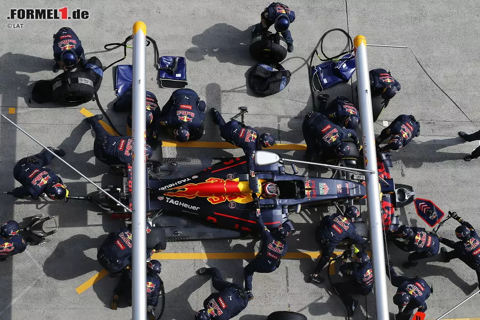 Foto zur News: Das hieße: mehr Verschleiß. Und Bob Bell (&quot;Wahrscheinlich wird es ein Einstopp-Rennen&quot;) hätte Unrecht. Auch Nico Rosberg (Mercedes) müsste sich am Kopf kratzen: &quot;Die Strategie macht es weniger spannend, was das Überholen angeht.&quot; Sergio Perez (Force India) könnte mitmachen: &quot;Der Reifenverschleiß ist sehr niedrig.&quot;