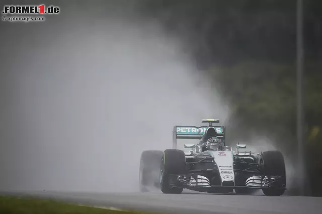 Foto zur News: Auch Romain Grosjean (Haas) bleibt cool. "Nur anfangs" könnte es etwas knifflig sein, orakelt der Franzose. "Im vergangenen Jahr in Mexiko ist die Piste sogar erst einige Tage vor dem Rennen fertig geworden und es war nicht schlimm." Prekär konnte die Angelegenheit nur werden, wenn es in Sepang mal wieder ein Gewitter gibt.