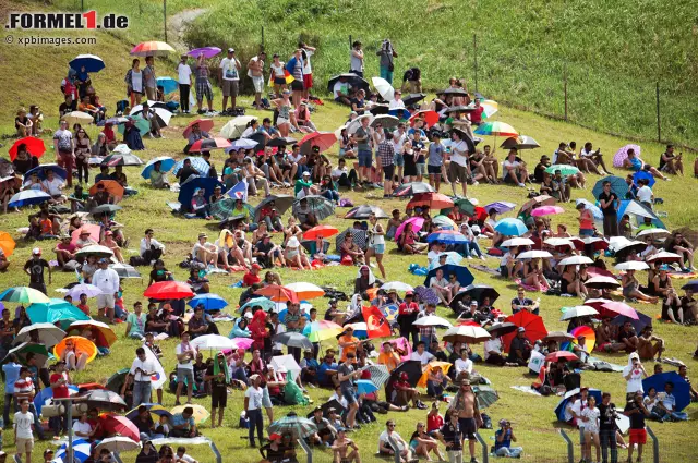 Foto zur News: Übrigens: Nirgends sind die Tickets so preisgünstig wie in Malaysia. Einen Platz auf dem großen  Rasenhügel im Inneren des ersten Kurvengeschlängels gibt es schon für umgerechnet unter zehn Euro. Die Kurx: Wenn der Himmel seine Schleusen öffnet, ist das nächste Dach meilenweit weg.