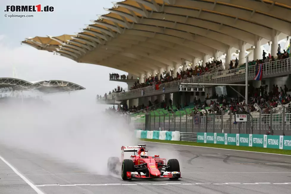 Foto zur News: Nichtsdestotrotz hat Sebastian Vettel (Ferrari) wenig Lust: &quot;Fühlt sich grausam an. In einer so langsamen Kurve verlieren wir richtig Grip.&quot; Er denkt auch an Wolkenbrüche in den Tropen: &quot;Ich war überrascht&quot;, sagt er über die Umbauten. &quot;Wenn es hier regnet, schüttet es richtig. Dann steht das Wasser.&quot; Und das Safety-Car könnte grüßen.