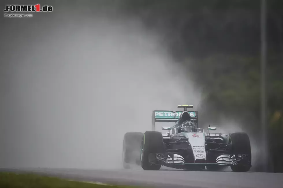 Foto zur News: Auch Romain Grosjean (Haas) bleibt cool. &quot;Nur anfangs&quot; könnte es etwas knifflig sein, orakelt der Franzose. &quot;Im vergangenen Jahr in Mexiko ist die Piste sogar erst einige Tage vor dem Rennen fertig geworden und es war nicht schlimm.&quot; Prekär konnte die Angelegenheit nur werden, wenn es in Sepang mal wieder ein Gewitter gibt.