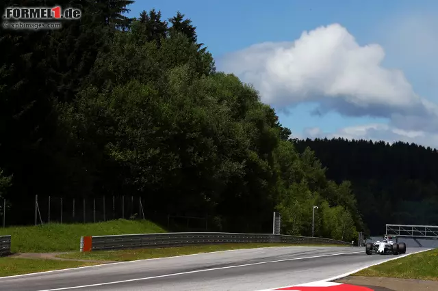 Foto zur News: Antriebsleistung ist in Spielberg Trumpf. Viermal wird die 300-km/h-Marke geknackt, im Rennen sind mit Windschatten und DRS mehr als 320 km/h möglich. Der Vollgasanteil liegt bei 60 Prozent, was die Strecke zu einer mit hohem Benzinverbrauch macht - und mit kurzer Rennzeit.