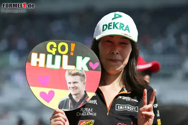 Foto zur News: Hülkenberg erklärt, warum alle Piloten die respektvollen und enthusiastischen Fans in Japan so schätzen: "Egal, Wie viel Uhr es ist. Egal, wie das Wetter ist. Sie stehen vor der Strecke oder  dem Hotel und warten. Es gibt immer Geschenke. Meistens Süßigkeiten, aber ich habe auch einen sehr süßen Teddy-Koala bekommen."