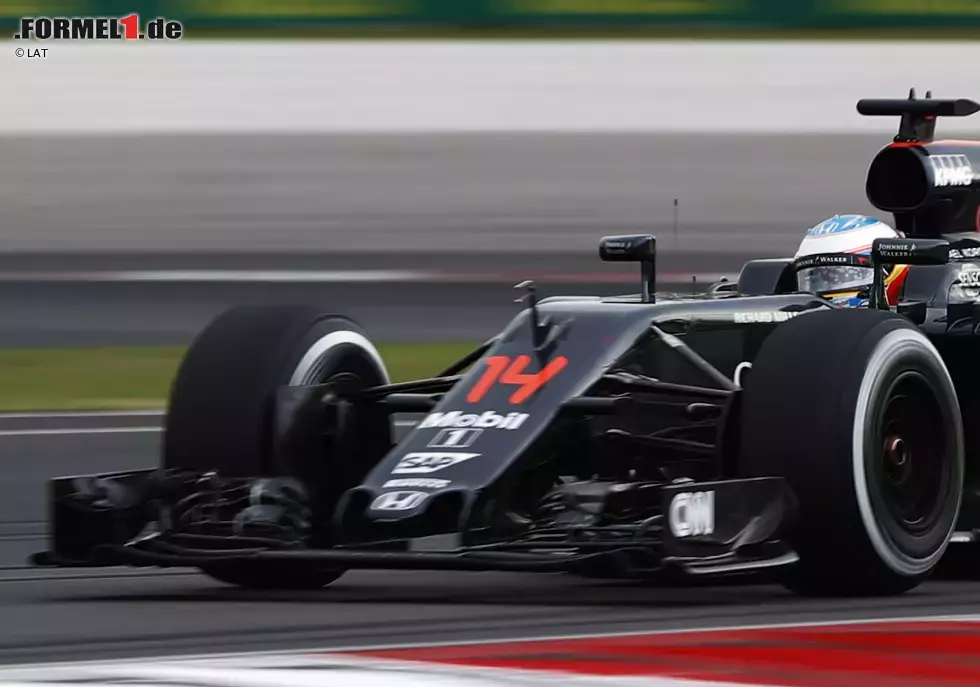 Foto zur News: McLaren ist wieder mit den schon aus Singapur bekannten, neuen Frontflügeln und überarbeiteten Bremsschächten unterwegs. Auch an der Heckflügel-Endplatte nach Toro-Rosso-Vorbild wurde festgehalten. Innovativ ist nur der Gurney-Flap, der an der geschwungenen Außenseite des Frontflügels sitzt.