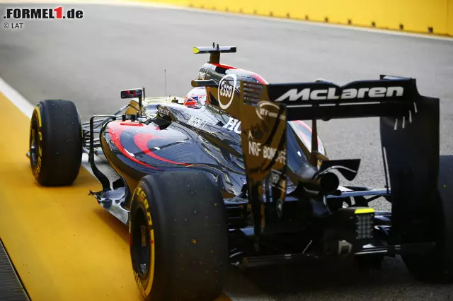 Foto zur News: Im Heck setzt man auf die Toro-Rosso-Lösung mit am Ende geöffneten Lüftungsschlitzen auf der Endplatte. Diese leiten Hochdruck-Luft an die Flügelspitze und verhindern Wirbel und somit Luftwiderstand.