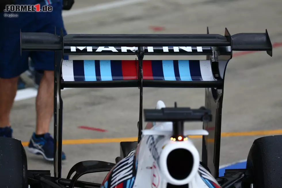 Foto zur News: Beim Silverstone-Test hatte Williams Lasersensoren montiert, um die Verformung der Reifen unter Belastung zu evaluieren. Der vergrößerte Heckflügel, der ebenfalls getestet wurde, wäre auch 2017 nicht legal. Es ging dabei nur darum, die im nächsten Jahr höheren Aero-Belastungen im Heck vorab zu simulieren, um Daten zu sammeln.