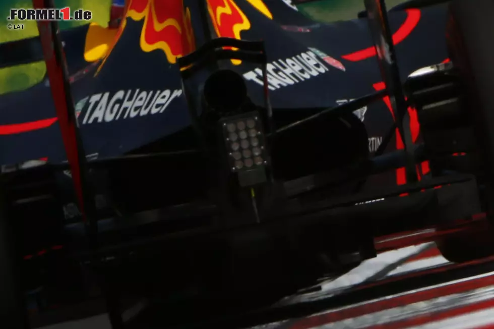 Foto zur News: Zum ersten Mal seit längerer Zeit fährt Red Bull wieder mit einem sogenannten &quot;Monkey-Seat&quot; im Heck. Das Konzept dieser in der Formel 1 weitverbreiteten Konstruktion ist, die Auspuffgase im Rahmen des Erlaubten für einen Anströmungs-Effekt zu nutzen. Und die vom Diffusor aufgewirbelte Luftströmung ist mit &quot;Monkey-Seat&quot; geordneter.