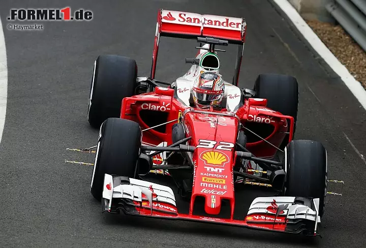 Foto zur News: Unter der Motorhaube hat Ferrari eine robustere Schutzabdeckung des Turbo eingeführt, die um zwei Kilogramm schwerer ist. Grund: Beim Silverstone-Test flog nach einem Turboschaden ein Teil des Turbos weg und beschädigte umliegende Teile. Verbessert auch der Frontflügel, mit dem Ziel, die Luftströmung besser um die Vorderreifen zu leiten.