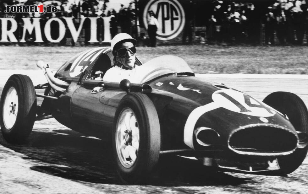 Foto zur News: Buenos Aires (Argentinien) 1958: Stirling Moss feiert mit eben jenem Cooper T43 den ersten Sieg mit Heck-Mittelmotor. Es ist außerdem der erste Sieg eines Privatiers.