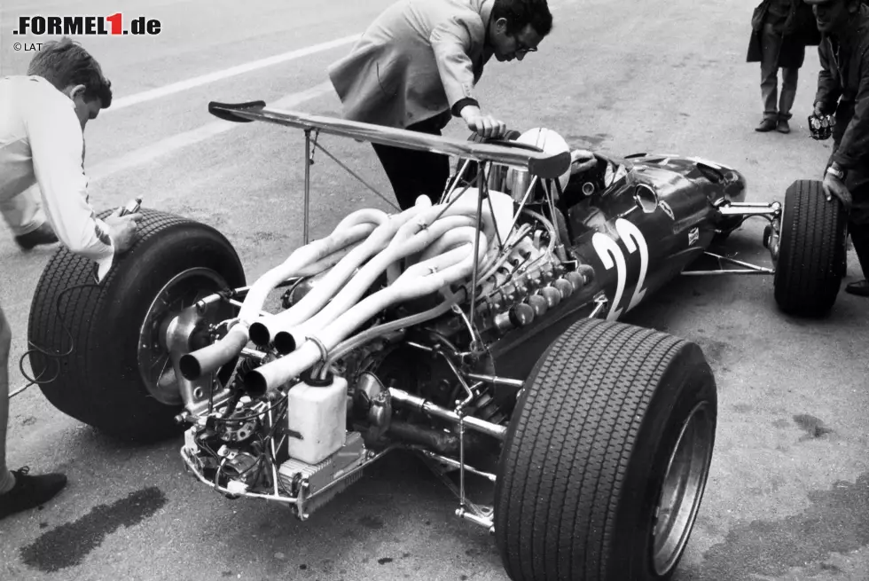 Foto zur News: Spa-Francorchamps (Belgien) 1968: Ferrari (im Bild mit Chris Amon) und Brabham sind die ersten Teams, die aerodynamische Flügel einsetzen.