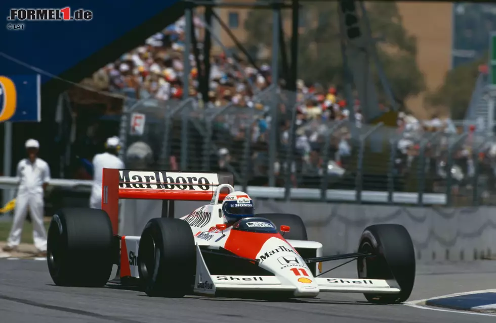 Foto zur News: Adelaide (Australien) 1988: Alain Prost feiert im 16. Saisonrennen den 15. McLaren-Sieg. Es sollte außerdem der letzte Turbo-Triumph bis Australien 2014 bleiben.