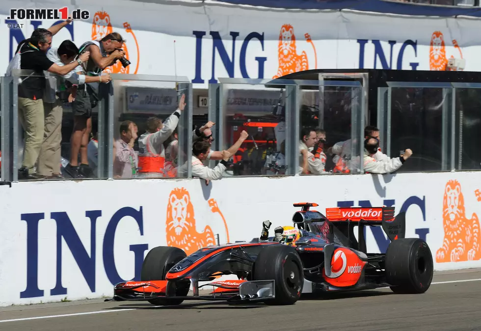 Foto zur News: Budapest (Ungarn) 2009: Lewis Hamilton feiert den ersten Sieg eines Fahrzeugs mit Hybridantrieb. Im McLaren-Mercedes steckt ein sogenanntes &quot;KERS&quot;.