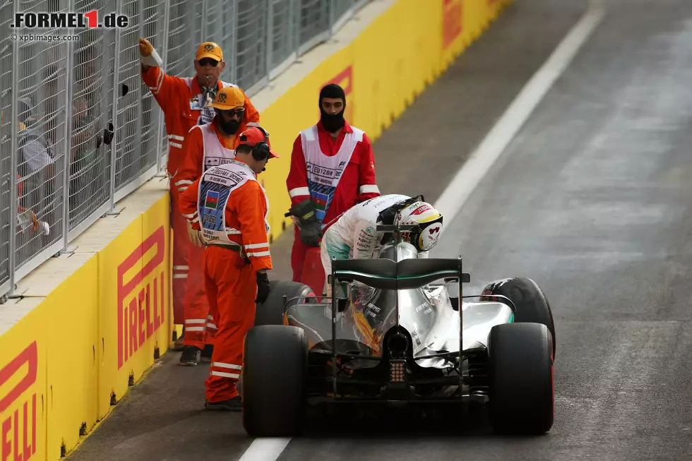 Foto zur News: In Baku lässt Rosberg Hamilton alt aussehen: Der spätere Weltmeister kommt auf dem schnellen Stadtkurs viel besser zurecht, kriegt das Setup perfekt hin und holt die Pole, während Hamilton im Qualifying crasht. Daher startet er das Rennen nur als...