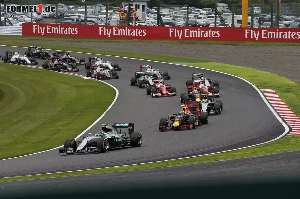 Foto zur News: Suzuka gilt nicht gerade als Hamilton-Kurs. Nachdem er sich beim Setup verläuft, zieht er im Qualifying den Kürzeren und verpatzt den Start. Am Ende verhindert Verstappen mit einem umstrittenen Blockademanöver Platz zwei. Hamilton kann nicht mehr aus eigener Kraft die WM holen.  
Stand nach 17 Rennen: 1. Rosberg (313), 2. Hamilton (280)