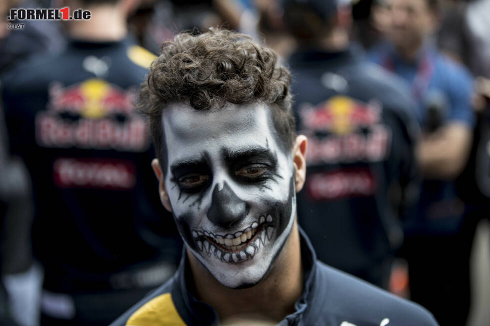 Foto zur News: &quot;Die Strecke ist interessant. Als wir 2015 erstmals auf die veränderte Anlage kamen, war der Asphalt noch taufrisch. Hoffentlich gibt es in diesem Jahr mehr Grip und schnellere Rundenzeiten&quot;, so Max Verstappen, der ebenso wie Red-Bull-Teamkollege Daniel Ricciardo am Donnerstag mit einer Maske ins Fahrerlager kam.