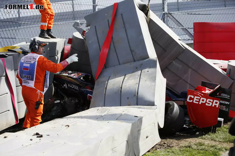 Foto zur News: Sorge um Carlos Sainz. Nach einem Abflug in Kurve 13 wird sein Auto unter den Tec-Pro-Barrieren begraben. Es dauert fast 20 Minuten, ehe der Spanier aus dem Wrack befreit werden kann.