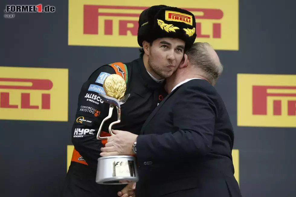 Foto zur News: Im Rennen war 2015 &quot;Perez-troika&quot; angesagt, schließlich sicherte sich Force-India-Pilot Sergio Perez sensationell den dritten Platz, nachdem sich Valtteri Bottas (Williams) und Kimi Räikkönen (Ferrari) in einer turbulenten Schlussphase ins Auto gefahren waren.