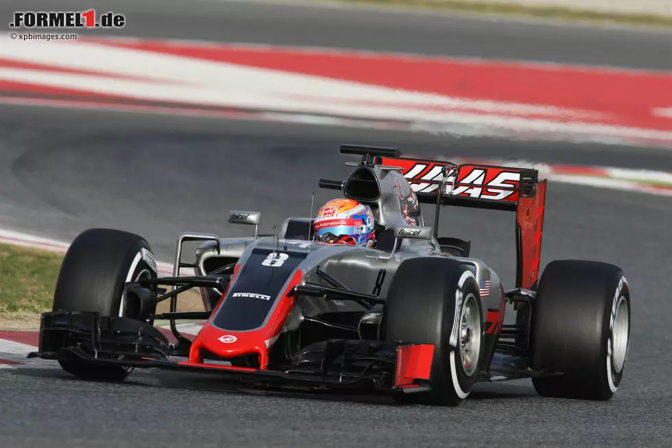 Foto zur News: Haas VF-16 (2016): Die erste von Haas entwickelte CNC-Maschine trug die Bezeichung VF-1. Das darauf basierende Wortspiel für die Grand-Prix-Premierensaison lautet folgerichtig ausgeschrieben: &quot;Very First F1 2016&quot;. Ob sich der Wagen vertikal über die Formel-1-Strecken fräst?