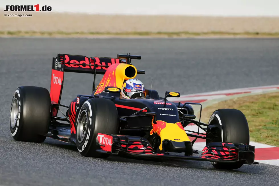 Foto zur News: Red Bull RB12 (2016): Auch bei den Bullen ist die Typenbezeichnung nicht von großer Kreativität geprägt. &quot;RB&quot; steht schlichtweg für Red Bull, die Nummer 12 zeigt an, dass es das zwölfte Formel-1-Auto aus deren Lager ist.