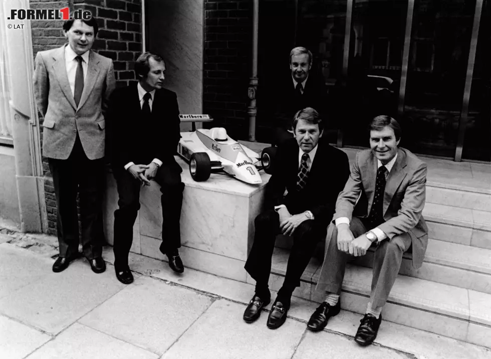 Foto zur News: 1980 trat der Brite mit dem ersten Modell der MP4-Serie in der Formel 1 an. Hier (siehe Foto) zeigen John Barnard, Ron Dennis, Teddy Mayer, Tyler Alexander und Creighton Brown den MP4-1 in kleiner Version.