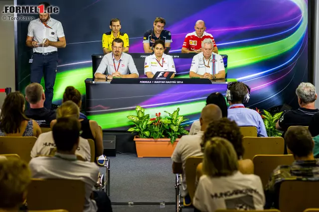 Foto zur News: Beruflich freilich ist Bonciani (links neben den Fahrern) ein absoluter Medienprofi. Zu seinen vielseitigen Aufgaben gehört unter anderem, die FIA-Pressekonferenzen zu leiten. Und konsequent dafür zu sorgen, dass jeder Journalist "Name and Publication" nennt, bevor er seine Frage stellt.