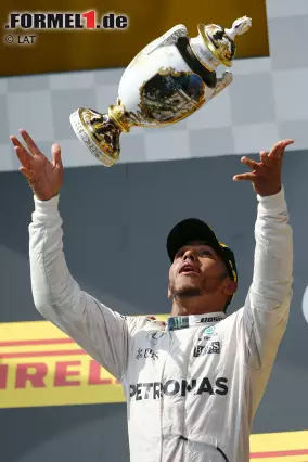 Foto zur News: Zum ersten Mal seit 2013 bekommt der Ungarn-Sieger wieder die traditionelle Trophäe aus Herend-Porzellan. Dafür hatte sich Sebastian Vettel stark gemacht, nach seinem Sieg 2015 über die moderne Silbertrophäe nicht wahnsinnig erfreut. "Schaut, wie mächtig ich bin", scherzt er jetzt: "Ich kann sogar die Pokale austauschen lassen!"