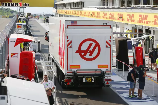 Foto zur News: Die Mechaniker der Teams bekommen den Ernst des Lebens etwas mehr zu spüren: Weil sie am Montag schon in Hockenheim ankommen und mit dem Aufbau anfangen müssen, herrscht am Sonntagabend am Hungaroring Hektik. Am Ende wird doch wieder alles pünktlich fertig sein - bevor es in die wohlverdiente Sommerpause geht!