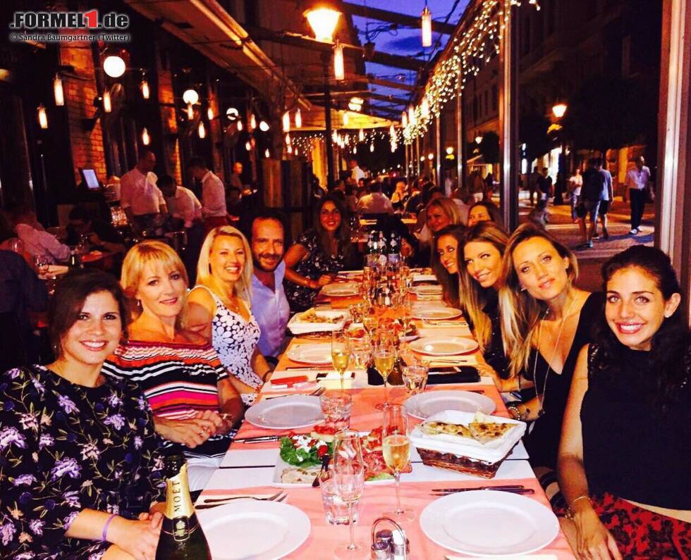 Foto zur News: Apropos Girls: Einige der schönsten Frauen im Formel-1-Paddock führt FIA-Pressechef Matteo Bonciani in Budapest zum Abendessen aus. Rosa Herrero Venegas (ganz links) kennen die deutschen Zuschauer als jene PR-Dame, die ihr Mikro stets bei Hamilton-Interviews reinsteckt. Und Sandra Baumgartner (Dritte von links) aus den Sky-Übertragungen.