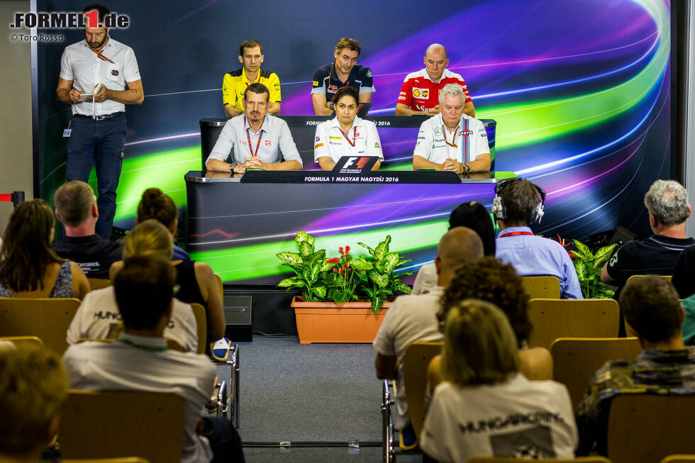 Foto zur News: Beruflich freilich ist Bonciani (links neben den Fahrern) ein absoluter Medienprofi. Zu seinen vielseitigen Aufgaben gehört unter anderem, die FIA-Pressekonferenzen zu leiten. Und konsequent dafür zu sorgen, dass jeder Journalist &quot;Name and Publication&quot; nennt, bevor er seine Frage stellt.