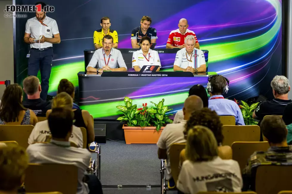 Foto zur News: Beruflich freilich ist Bonciani (links neben den Teamverantwortlichen) ein absoluter Medienprofi. Zu seinen vielseitigen Aufgaben gehört unter anderem, die FIA-Pressekonferenzen zu leiten. Und konsequent dafür zu sorgen, dass jeder Journalist &quot;Name and Publication&quot; nennt, bevor er seine Frage stellt.