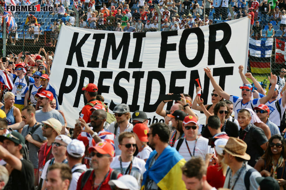 Foto zur News: Jahrelang kamen nach Ungarn stets zehntausende Österreicher, aber die haben jetzt ihren eigenen Grand Prix in Spielberg. So sind die Finnen wieder in der Überzahl. &quot;Kimi for President&quot;, fordert diese Gruppe &quot;Iceman&quot;-Fans. Und tatsächlich wird ihr Hero am Sonntag zum Mann des Rennens gewählt: von P14 auf P6 aufgeholt!