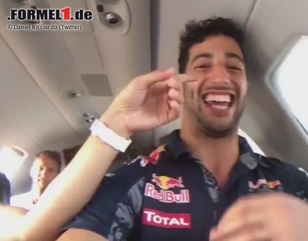 Foto zur News: Heimreise nach Monaco im Privatjet mit den Formel-1-Stars: Der drittplatzierte Daniel Ricciardo will eigentlich nur seinen Twitter-Followern vom Rennen erzählen, wird dabei aber nicht in Ruhe gelassen. Felipe Massa greift ständig ins Bild, Jenson Button nervt dahinter mit Musik aus dem Handy.