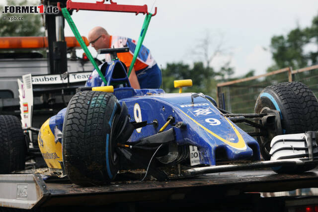 Foto zur News: Gleich viermal Rot in Q1: Der Reihe nach crashen Marcus Ericsson (Foto), Felipe Massa und Rio Haryanto, und beim ersten Mal muss einfach wegen der miserablen Sicht im strömenden Regen unterbrochen werden. Über den um 20 Minuten verspäteten Beginn des Qualifyings gibt's diesmal keine Diskussionen.