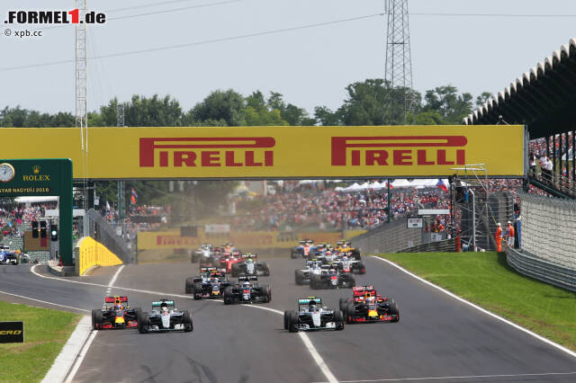 Foto zur News: Weil Überholen auf dem Hungaroring schwierig ist, kommt dem Start doppelte Bedeutung zu. Hamilton fährt besser weg als Rosberg, aber den meisten Schwung auf den ersten Metern hat Sebastian Vettel von Platz fünf. Der Ferrari-Fahrer findet zwischen Rosberg und Daniel Ricciardo nur keine Lücke.