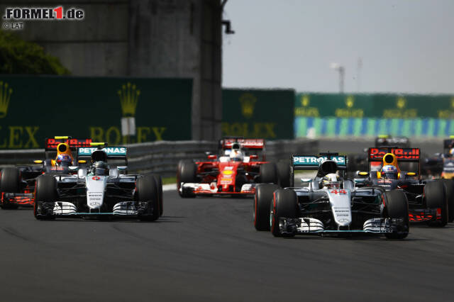 Foto zur News: ... aber dessen Konter folgt sogleich: Schon in Kurve zwei geht Rosberg außen am Red Bull vorbei. Für Mercedes ganz wichtig: Mit der Doppelführung kann das Rennen nun kontrolliert werden, ...