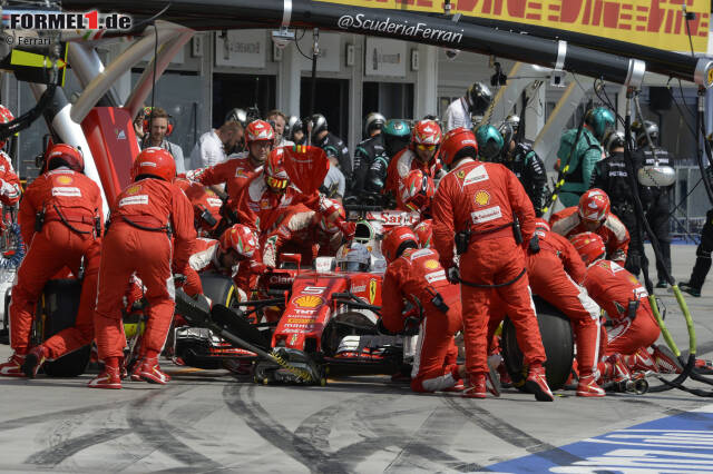 Foto zur News: Ferrari glänzt 2016 in strategischen Fragen nicht oft, in Ungarn aber schon: Während Kimi Räikkönen, von P14 kommend, durch seinen langen ersten Stint auf den härteren Reifen sieben Positionen gewinnt, geht Vettels "Undercut" auf: Red Bull rettet Ricciardo und reagiert mit dem Australier zuerst, opfert dafür aber Verstappen...