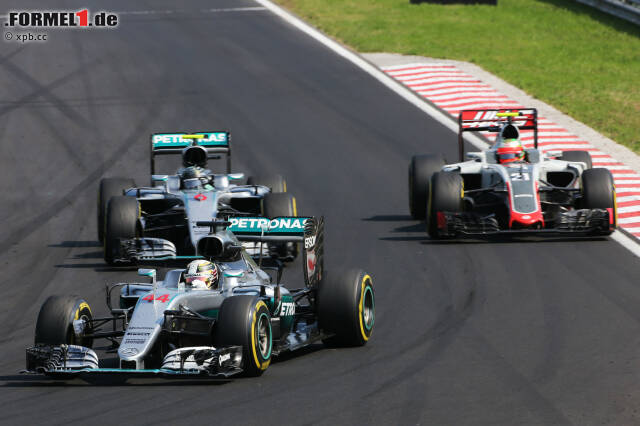 Foto zur News: An der Spitze wird's noch zweimal richtig eng: Erst zeigt Hamilton dem überrundeten Esteban Gutierrez den Stinkefinger, weil der seinen Vorsprung von 1,8 auf 0,4 Sekunden schmelzen lässt. Und später ist Rosberg noch einmal dran, als sich Hamilton verbremst. Aber jedes Mal, wenn's eng wird, kann der Weltmeister zulegen - und gewinnt!