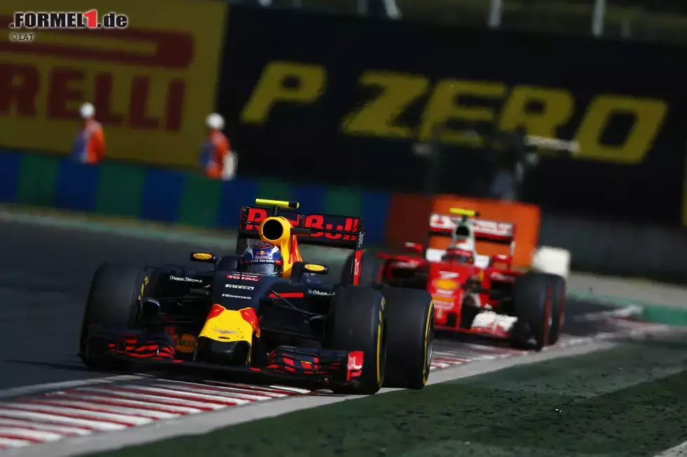 Foto zur News: Das Duell des Rennens: Räikkönen vernichtet nach seinem zweiten Boxenstopp auf Supersoft binnen drei Runden acht Sekunden Rückstand auf Verstappen. Sein Überholversuch in Runde 57 geht schief und kostet Teile des Frontflügels. Räikkönen schimpft: &quot;Es wurde schon für weniger bestraft.&quot; Die FIA sieht das anders, Verstappen wird Fünfter.