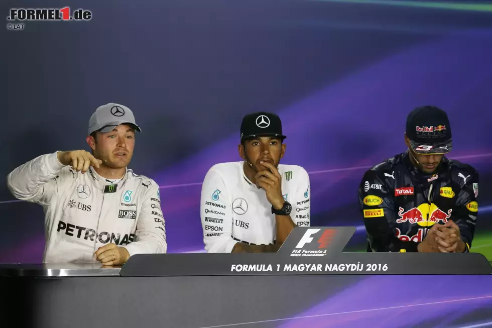 Foto zur News: Nach dem Rennen das nächste Kapitel im &quot;Krieg der Sterne&quot;: Hamilton hinterfragt, warum man bei Doppel-Gelb im Qualifying Pole fahren darf, Rosberg rechtfertigt sich. Unsere Leser wissen: Es war ausgerechnet Hamilton, der die FIA am Samstagabend zur Untersuchung überredet hatte! Fortsetzung folgt.