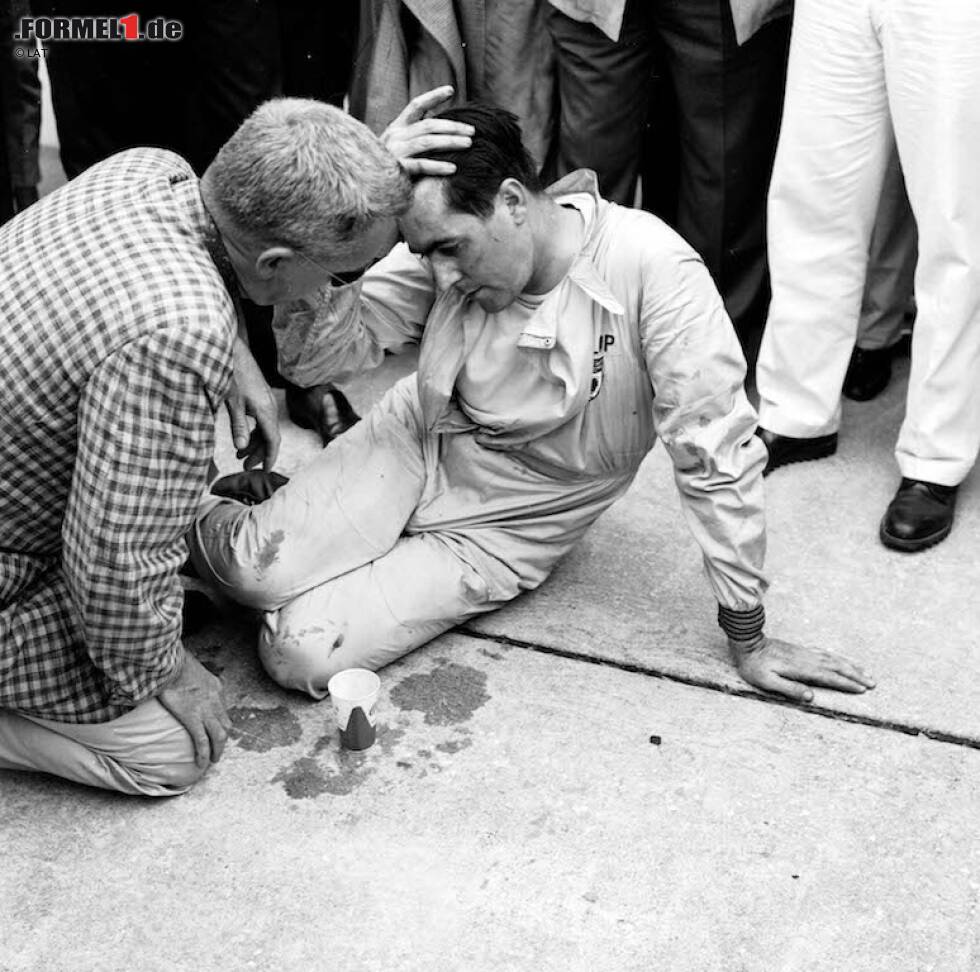 Foto zur News: US-Grand-Prix 1959: Jack Brabham führt im Saisonfinale von Sebring auf dem Weg zum Titel haushoch, als ihn Probleme zum Verlangsamen zwingen. Wenige Meter vor dem Ziel rollt sein Cooper aus. Der Sieg ist weg, doch er schiebt den Wagen als Vierter über die Ziellinie und rettet die Krone. Vor Erschöpfung bricht er zusammen.