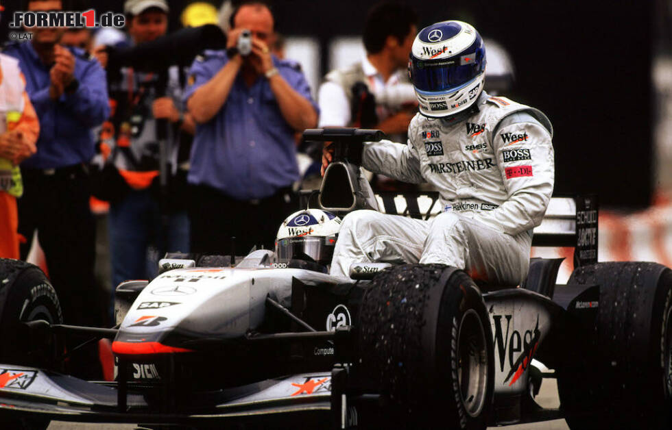 Foto zur News: Spanien-Grand-Prix 2001: Nochmal Mika Häkkinen. Der mit riesigem Vorsprung ausgestattete Finne ist in der letzten Runde nicht mehr zu stoppen, als die Kupplung im McLaren den Geist aufgibt und Platz eins unter Barcelonas Sonne dahinschmilzt. Schwacher Trost: Teamkollege David Coulthard spendiert eine Taxifahrt zurück an die Box.