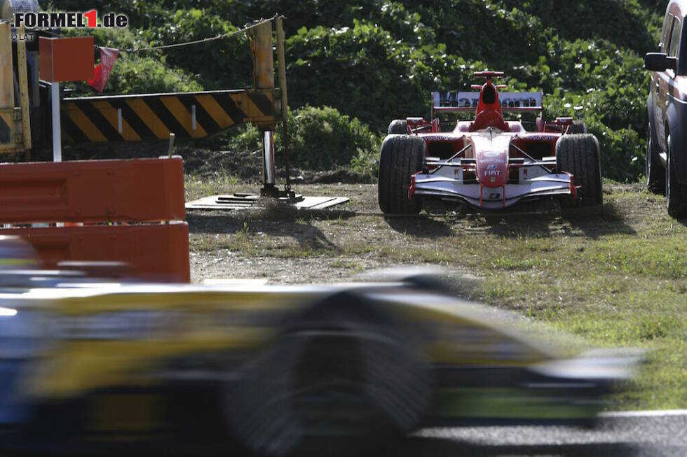 Foto zur News: Japan-Grand-Prix 2006: Michael Schumacher will nach seiner Rücktrittserklärung nochmals die Formel-1-Krone. Von Fernando Alonso gejagt scheint sich der Ferrari-Star in Suzuka vor dem Finale per Sieg die WM-Führung zu sichern, doch der Motor im roten Renner geht hoch - der erste Defekt seit über sechs Jahren.