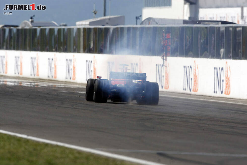 Foto zur News: Ungarn-Grand-Prix 2008: Felipe Massa diktiert das Rennen in Budapest und scheint einen Schritt in Richtung WM-Titel zu gehen. Ohne Vorwarnung ist auf der Start- und Zielgerade zwei Runden vor dem Ende die Power weg: Motorschaden!