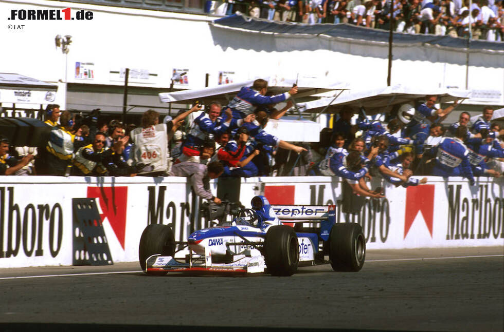 Foto zur News: Ungarn-Grand-Prix 1997: Nach dem Aus bei Williams steht der zu überraschend zu Hinterbänkler Arrows gewechselte Damon Hill vor der Sensation. Er liegt in Front, als in der letzten Runde die Hydraulikpumpe versagt und das Auto im dritten Gang steckenbleibt. Jacques Villeneuve überholt auf dem Grünstreifen, für Hill bleibt Rang zwei.